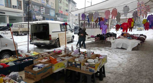 Kar nedeniyle müşteri bulamayınca kar topu oynadılar