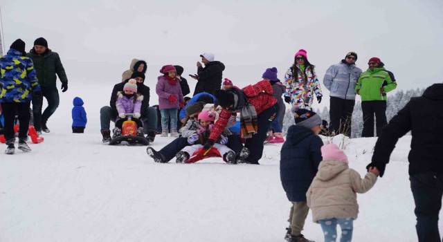 Kar yağdı, çocuklar yarıyılın son gününde kayak pistlerini doldurdu