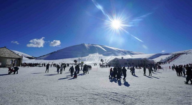 Kar yağdı, kayak merkezi doldu