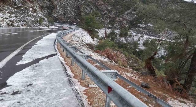 Kar yağışı Datçayı beyaza büründü