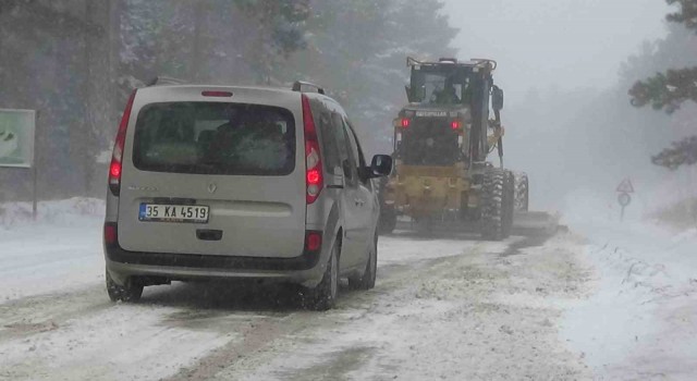 Kar yağışı nedeniyle Kazdağlarında ulaşım güçlükle sağlanıyor