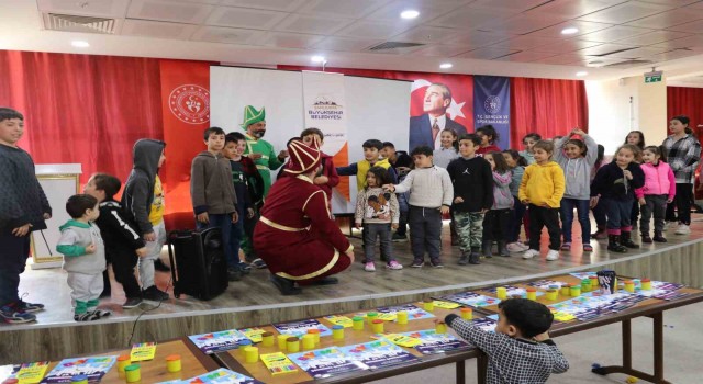 Karagöz ve Hacivat depremzede çocukların yüzünü güldürdü