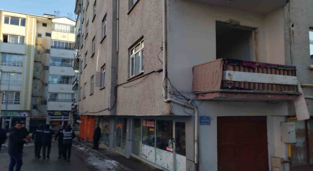 Karakoçanda ağır hasarlı 11 binada boşaltma işlemi sürüyor