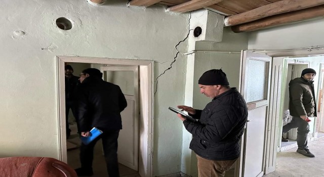 Karakoçanda hasarlı binalar kontrol ediliyor