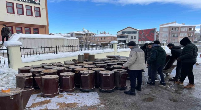 Karamandan deprem bölgesine soba ve ekmek yardımı