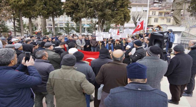 Karamanın Ermenek ilçesinde, İsveç ve Danimarkada Kuran-ı Kerim yakılmasını protesto yürüyüşü
