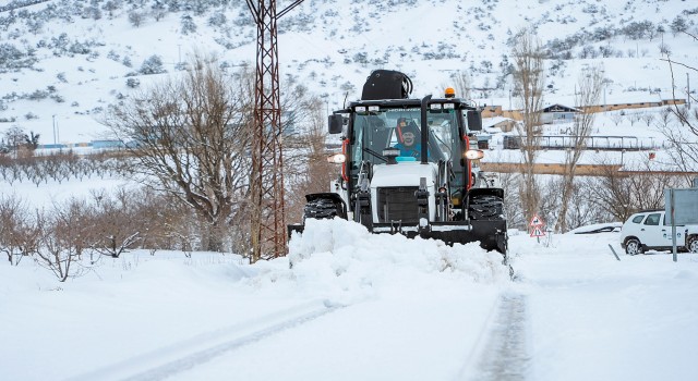 Karda kapanan 41 mahalle yolu ulaşıma açıldı