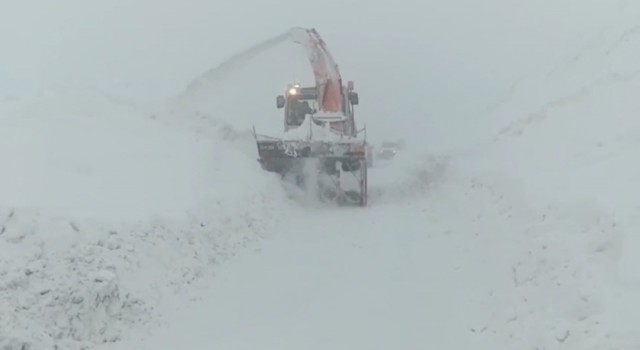 Kardan kapanan Şemdinli-Derecik yolu ulaşıma açıldı