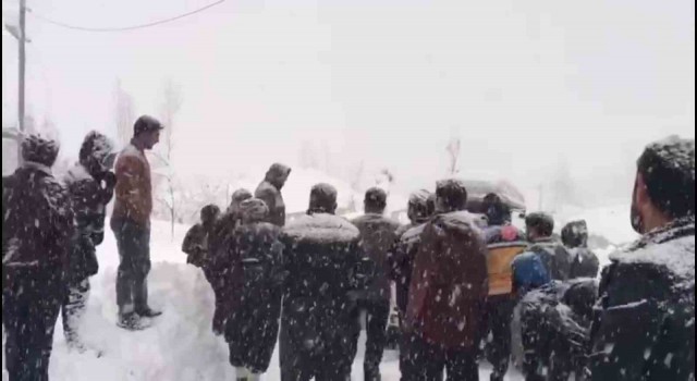 Kardan kapanan yol açılarak hastaya ulaşıldı