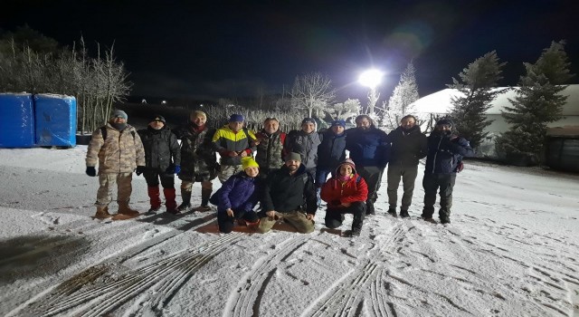 Karlı arazide doğa yürüyüşü