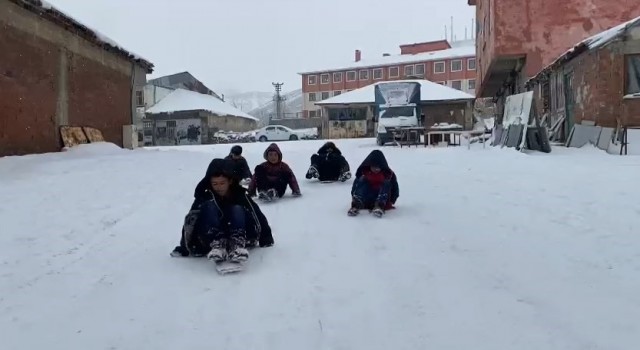 Karlıovada beklenen karın yağması en çok çocukları sevindirdi