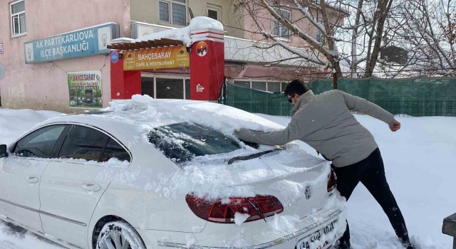Karlıovada kar yağışı etkili oldu, eğitime ara verildi