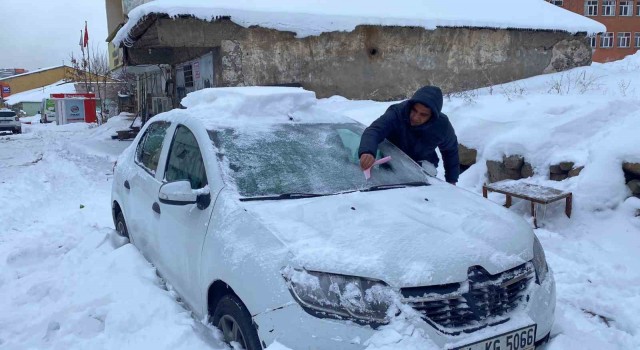 Karlıovaya kar geldi, çatılarda sarktılar oluştu