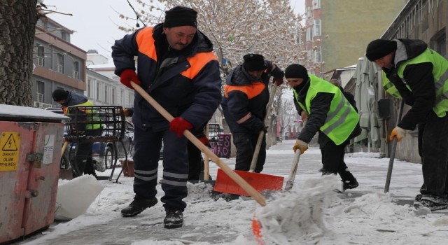 Kars Belediyesinden buz mesaisi