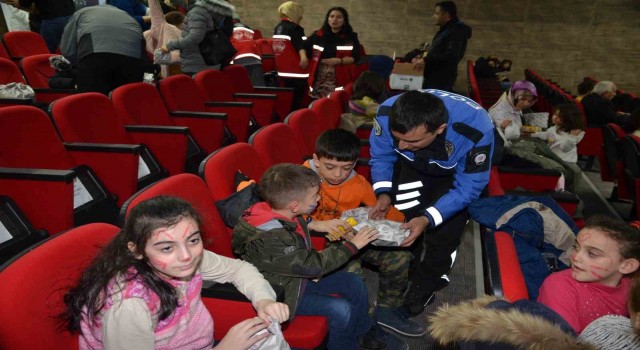 Kars emniyeti depremzede çocukları unutmadı