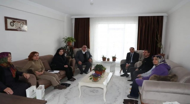 Kars Valisi Öksüzden depremzedelere ziyaret