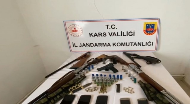 Karsta jandarmadan ruhsatsız silah operasyonu