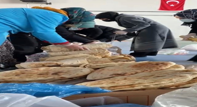 Karsta kadınlar pişirdikleri ekmekleri deprem bölgesine gönderdi