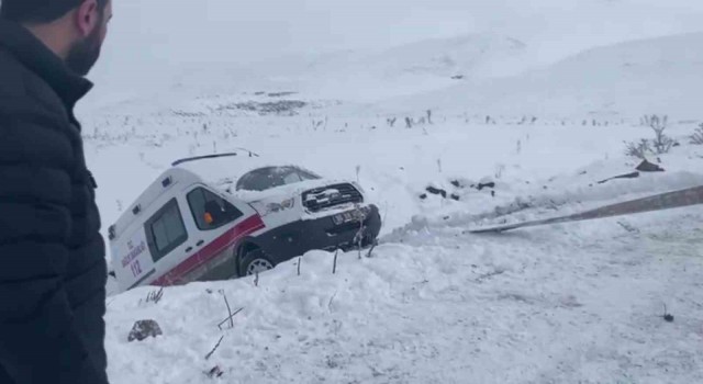 Karsta karla mücadele çalışmaları devam ediyor