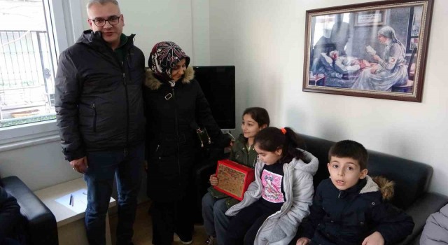 Kartala gelen depremzede ailelere Kızılaydan yardım eli