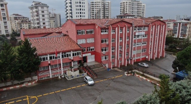 Kartalda depreme karşı riskli bulunan Mesleki ve Teknik Anadolu Lisesi boş kaldı
