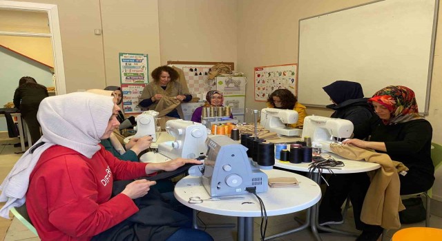 Kartalda ev hanımları depremzedeler için kıyafetler dikiyor