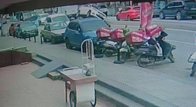 Kartalda ilginç kaza: Kaza yapan otomobil iki teker üzerinde ilerledi