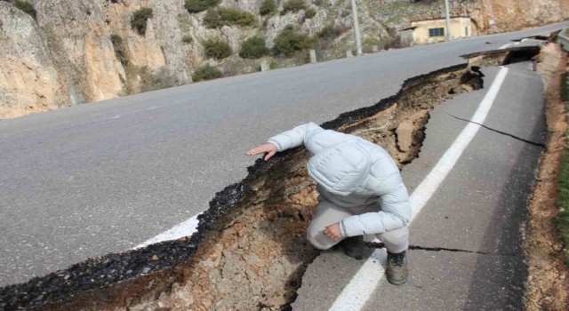 Kartalkaya Barajında yol ortadan ikiye ayrıldı