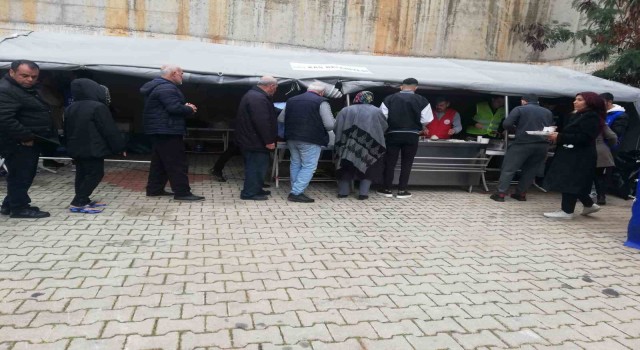 Kaşta depremzedelere sıcak yemek desteği