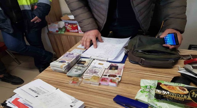 Kastamonu AFAD ekipleri, apartmanda buldukları para, döviz ve ziynet eşyalarını polise teslim etti