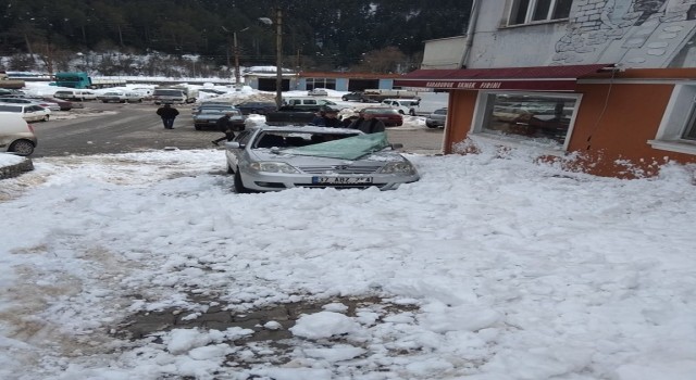 Kastamonuda çatıdan düşen kar kütlesi park halindeki araca zarar verdi