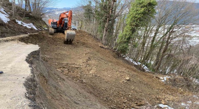 Kastamonuda heyelan sebebiyle kapanan yol ulaşıma açıldı