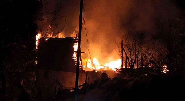 Kastamonuda iki katlı ahşap ev yangında kullanılamaz hale geldi