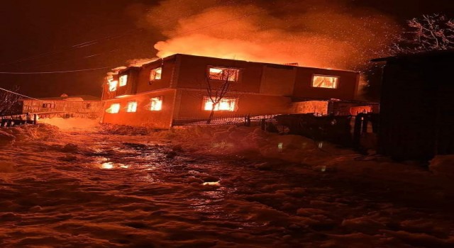 Kastamonuda iki katlı ev alevlere teslim oldu