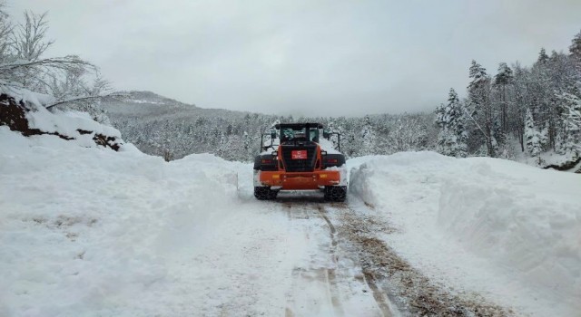 Kastamonuda kar yağışı sebebiyle 143 köy yolu ulaşıma kapandı