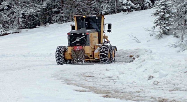 Kastamonuda kar yağışı sebebiyle 169 köy yolu ulaşıma kapandı