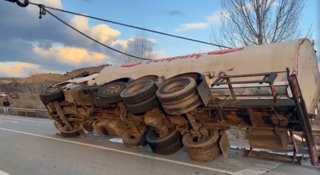 Kastamonuda yakıt tankeri devrildi, yol trafiğe kapandı