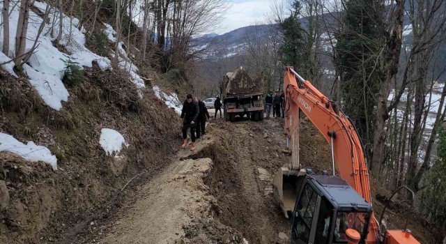 Kastamonuda yaşanan heyelan sonrası mahallenin yolu ulaşıma kapandı