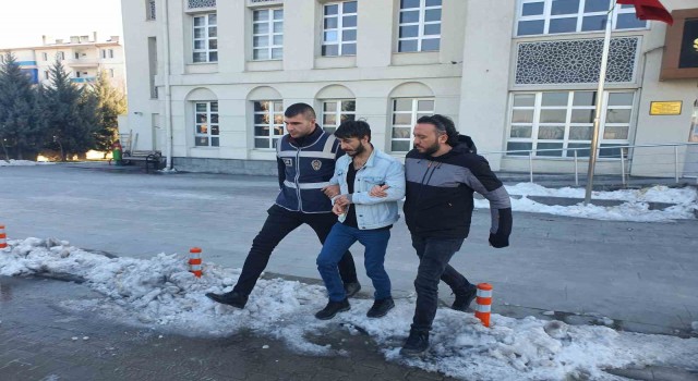 Kasten öldürme suçundan aranıyordu, polisten kaçamadı