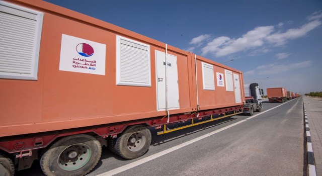Katardan Türkiye ve Suriyeye gönderilecek 10 bin mobil evin ilk bölümü yola çıkıyor