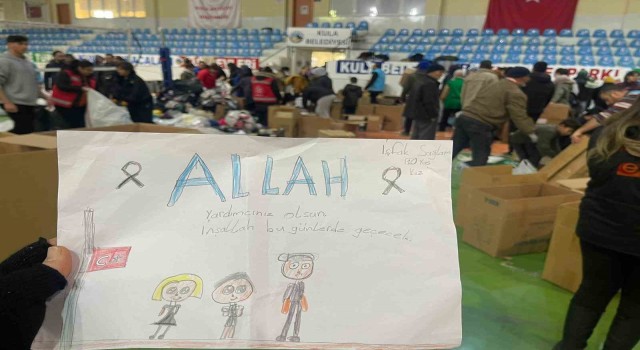 Kaybettiği evladı için aldığı kıyafetleri depremzedelere gönderdi