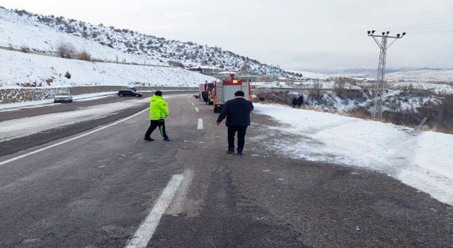 Kayganlaşan yolda kontrolden çıkan otomobil şarampole devrildi: 6 yaralı