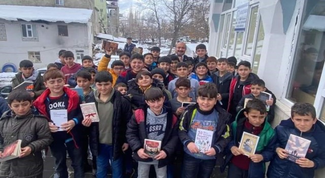 Kaymakam Alimoğlu çocuklara kitap hediye etti