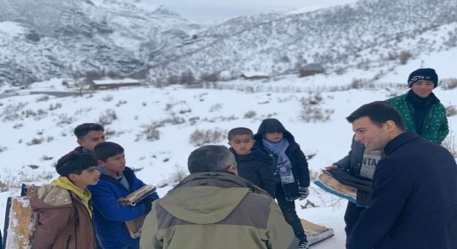 Kaymakam Taşgın, kızakla kayan çocukların sevincine ortak oldu
