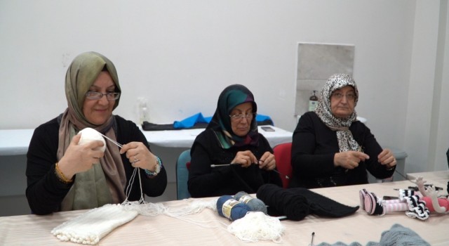 Kayseri Büyükşehir ‘iyilik örüyor, depremzedeler ısınıyor