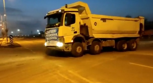 Kayseri Büyükşehirden deprem bölgesine 5 kamyon, 1 pikap ve 1 karavan daha sevk edildi