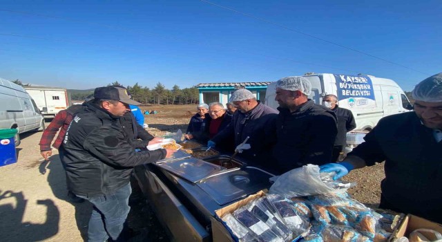 Kayseri Büyükşehirden Günlük 15 Bin Depremzedeye Sıcak Yemek Hizmeti