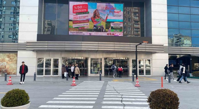 Kayseri Parkın önündeki asfalt depremde yarıldı iddiası