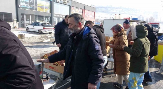 Kayseride depremzedeler sıcak çay ve çorba ile karşılanıyor
