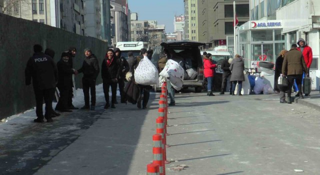Kayserideki ağır hasarlı binada yıkım öncesi tahliyeler başladı